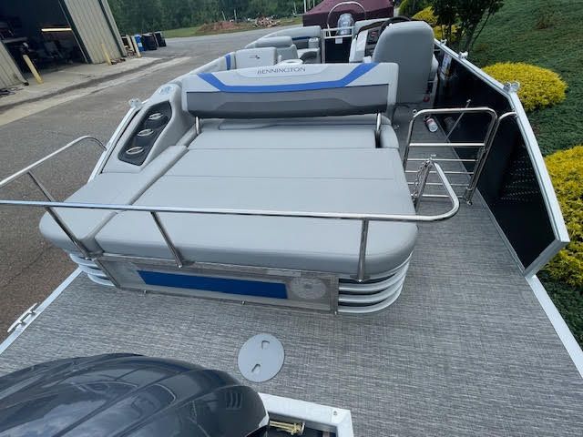 2024 Bennington 22 SXSB (Swingback)