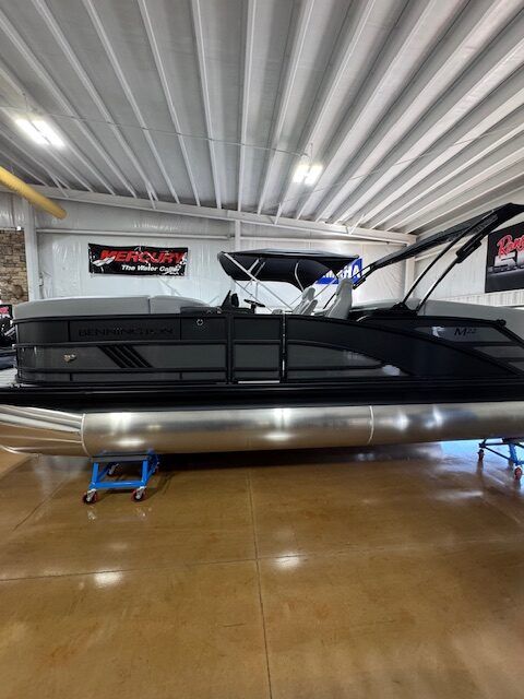 2025 Bennington 22M Fastback