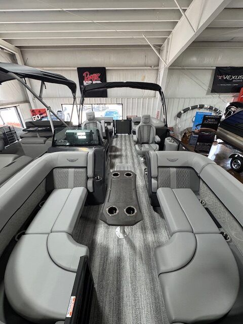 2025 Bennington 22M Fastback