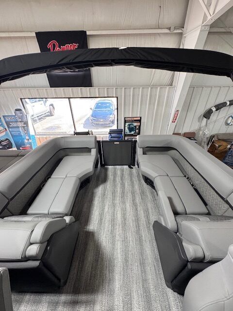 2025 Bennington 22M Fastback