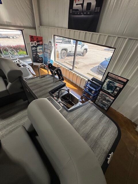 2025 Bennington 22M Fastback