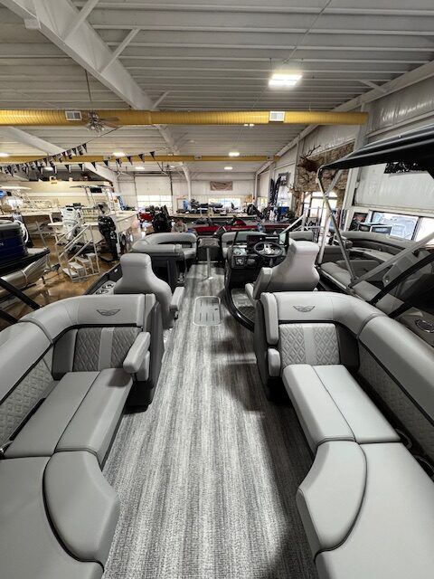 2025 Bennington 22M Fastback