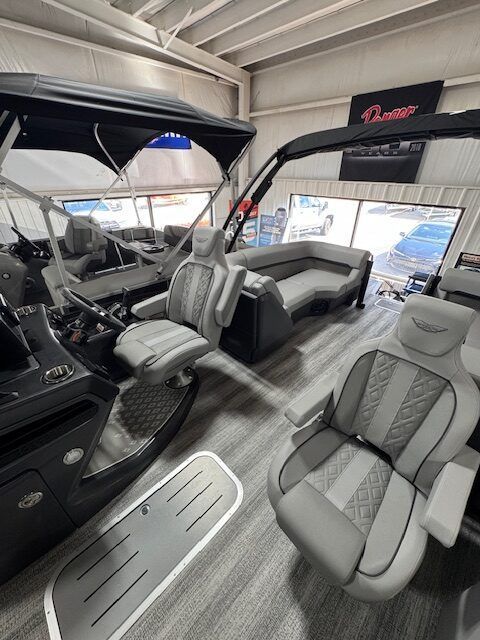 2025 Bennington 22M Fastback