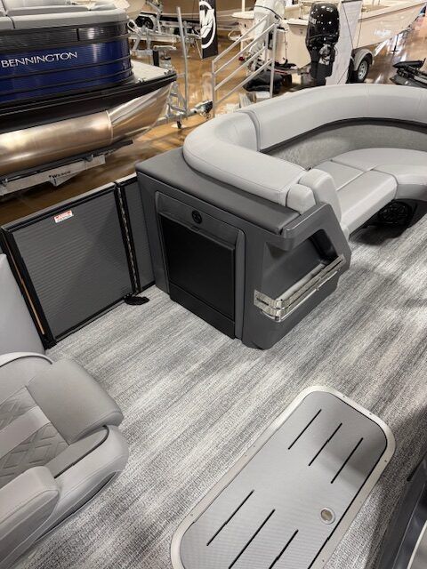 2025 Bennington 22M Fastback