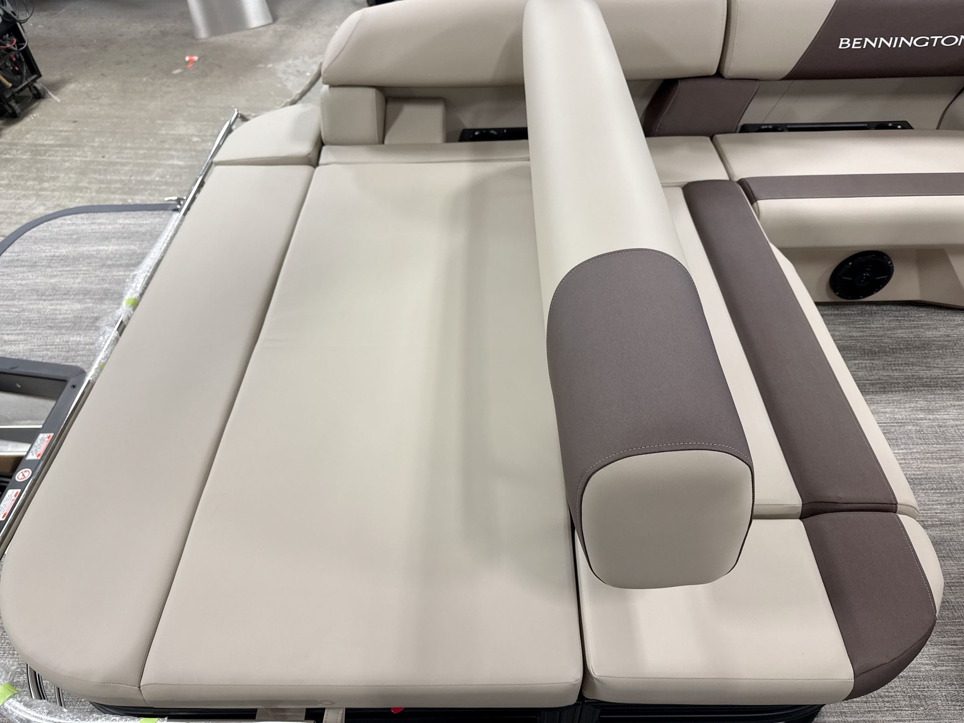 2026 Bennington 22 S Swingback