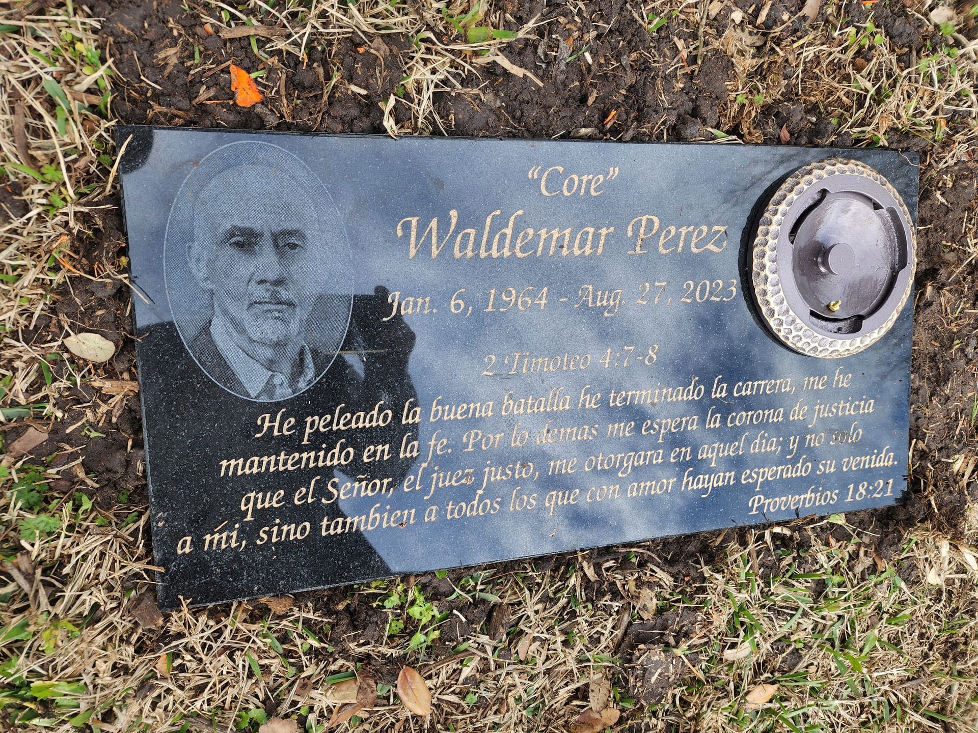 A gravestone for a man named waldemar perez