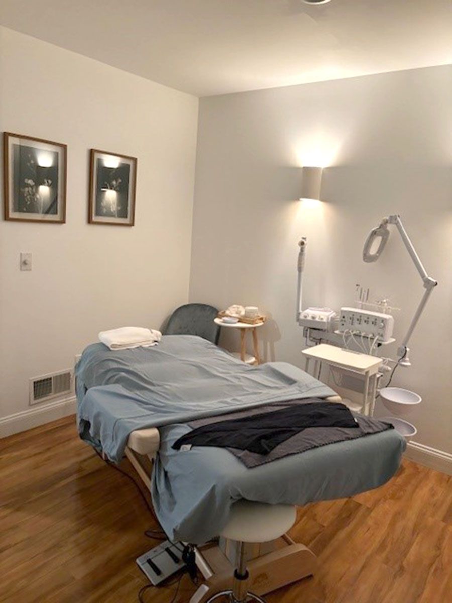 A relaxing bed for facial treatments in the middle of a room