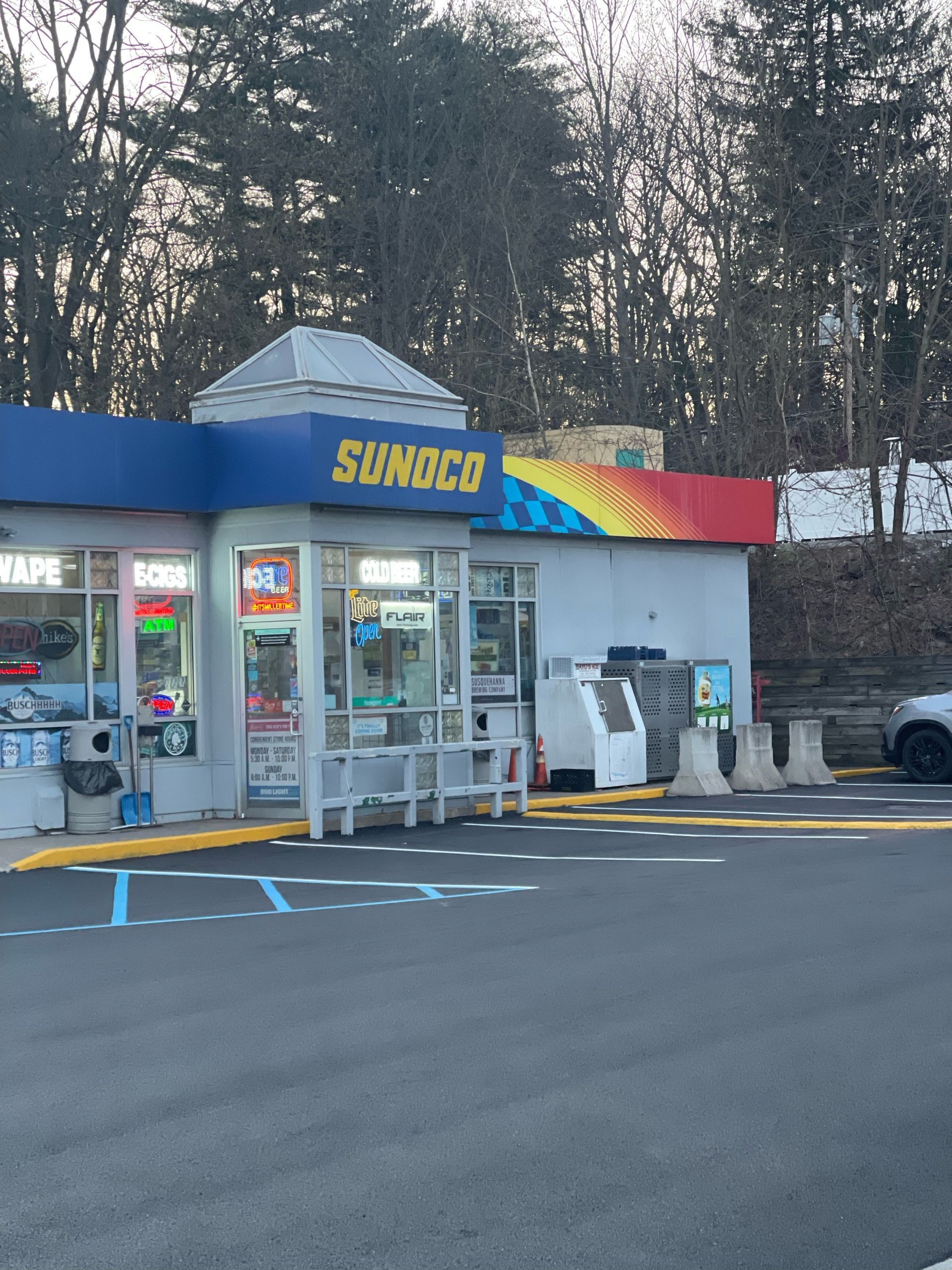 A Taco Bell restaurant is sitting on the side of the asphalt road next to a grassy area.