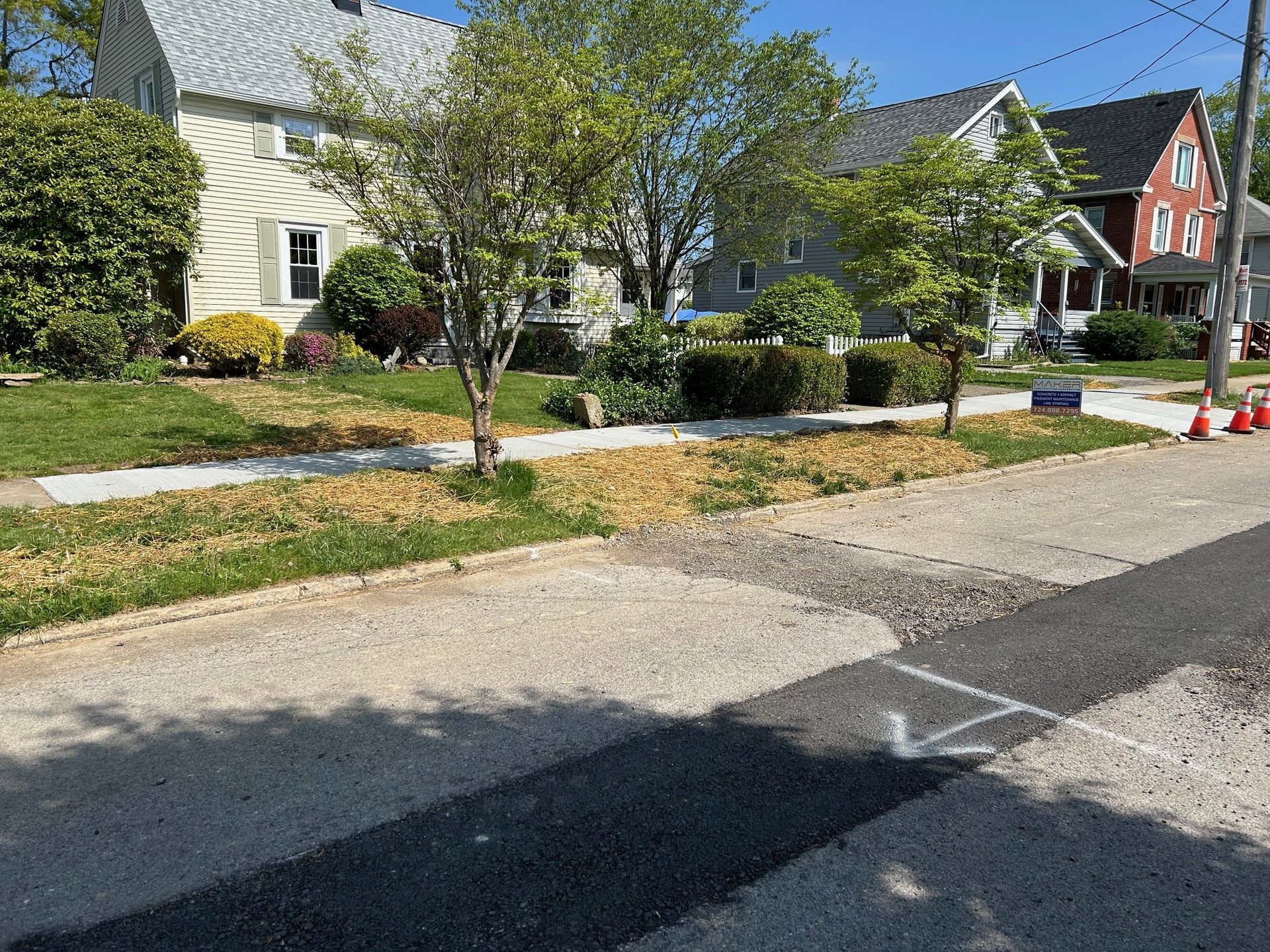 A row of houses are lined up on a residential street.