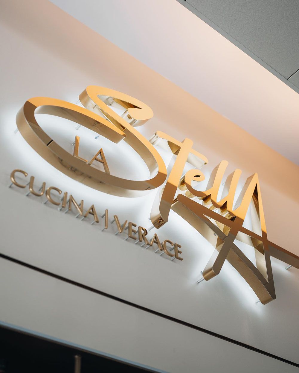 The word Stella is on a white wall