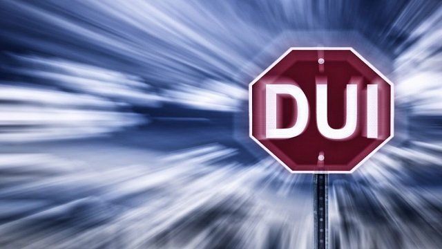 A stop sign with the word dui on it