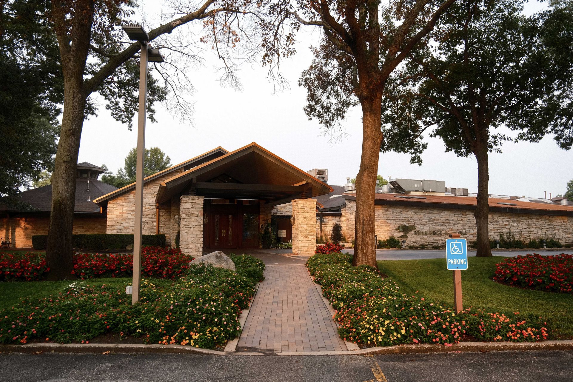 A handicapped parking sign is in front of a building