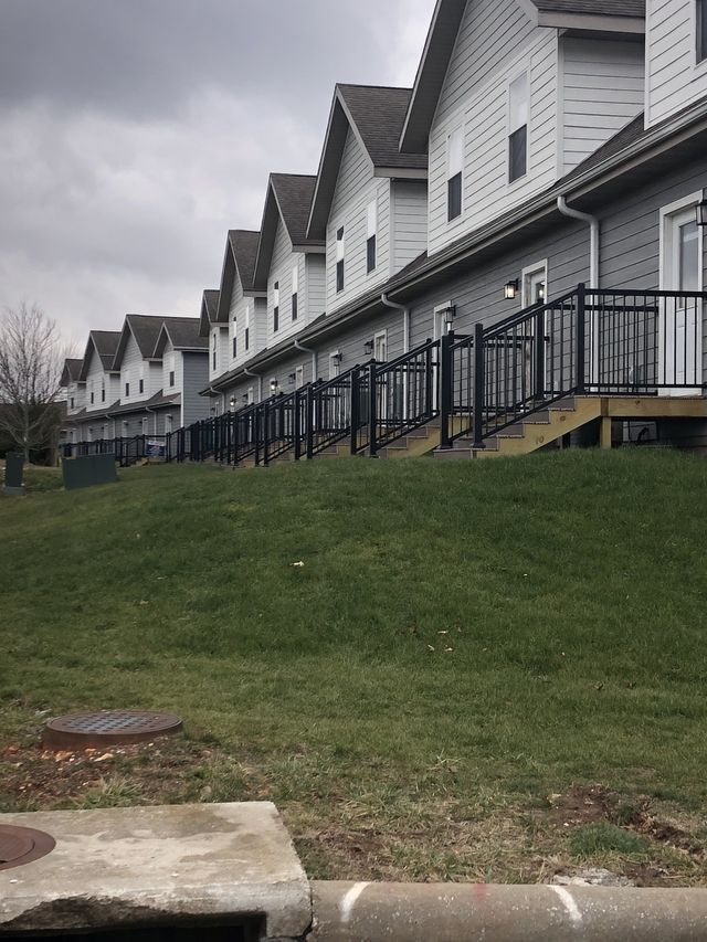 A row of houses with a balcony on the side of them.