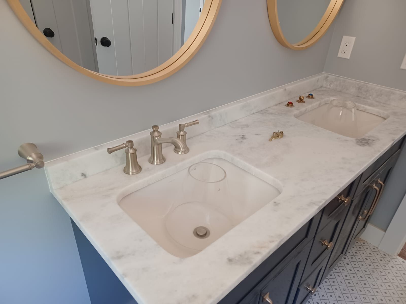 A bathroom with two sinks and two mirrors
