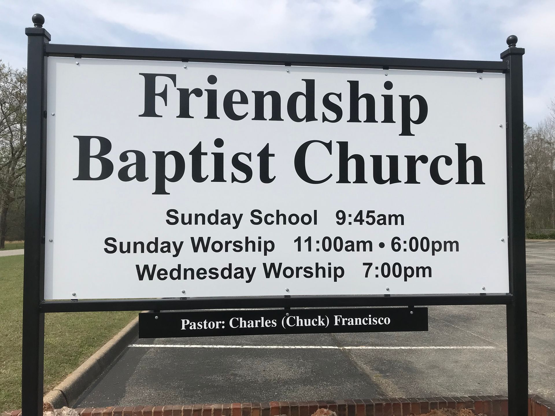 A sign that says friendship baptist church on it