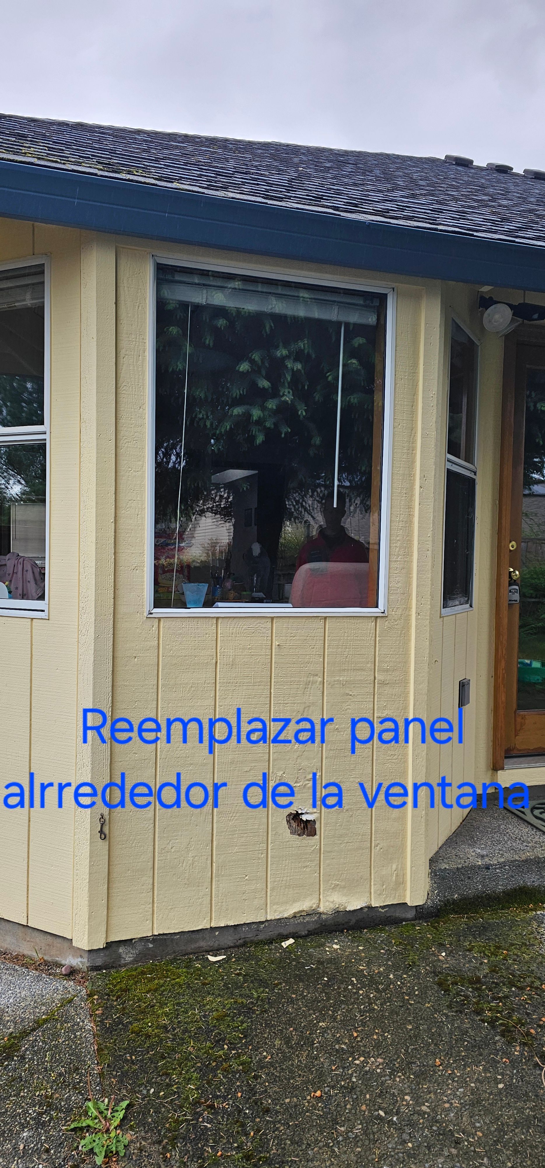 Exterior of a house with text in Spanish, 