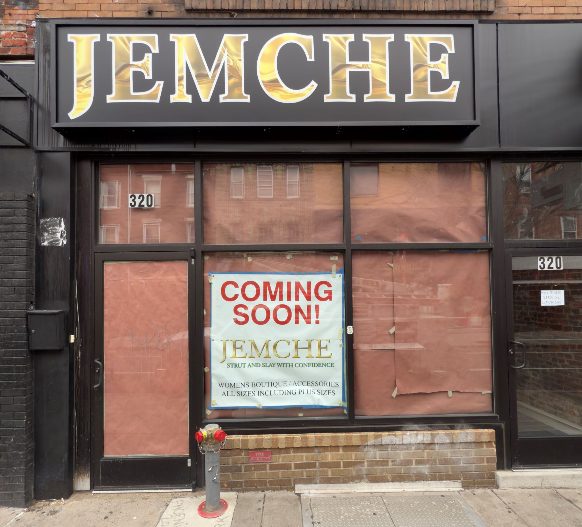 A store front with a sign that says 