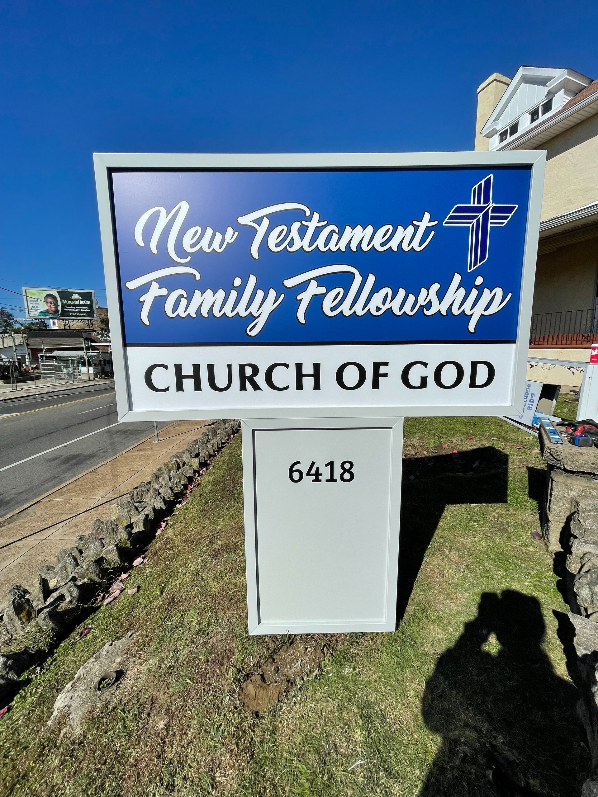 A monument with a sign that says New Testament Family Fellowship