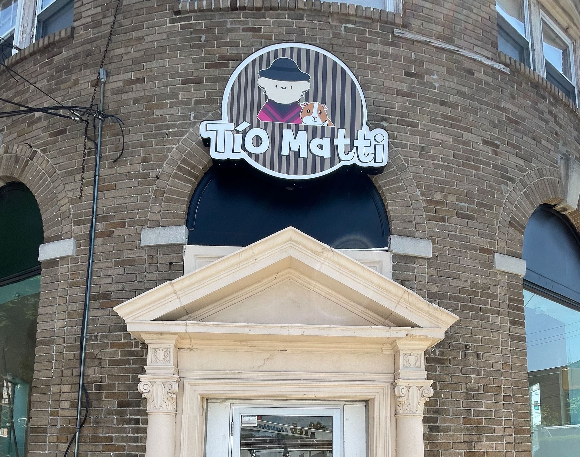 A brick building with a sign that says tio matti