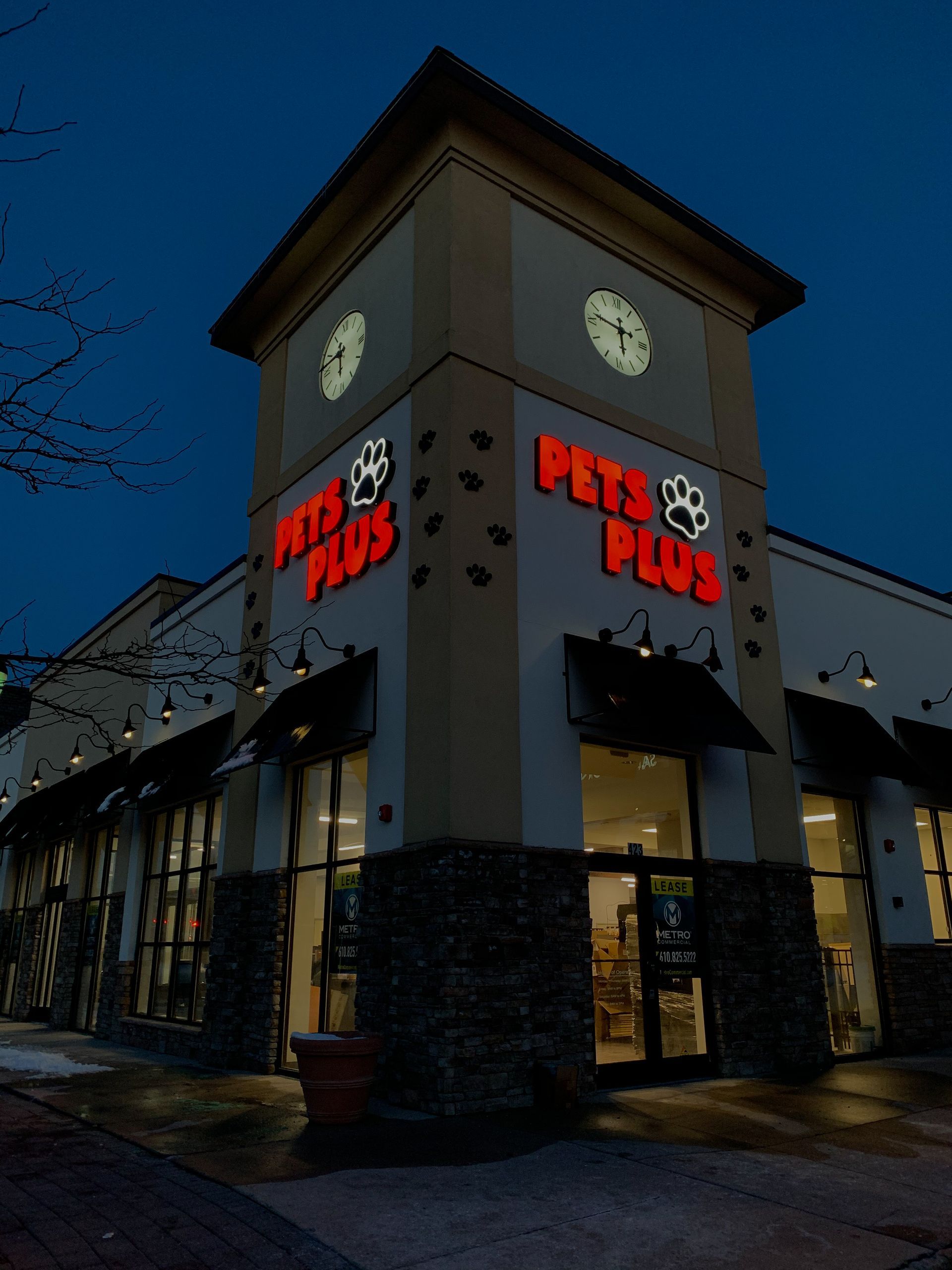 A sign that says Pets Plus.