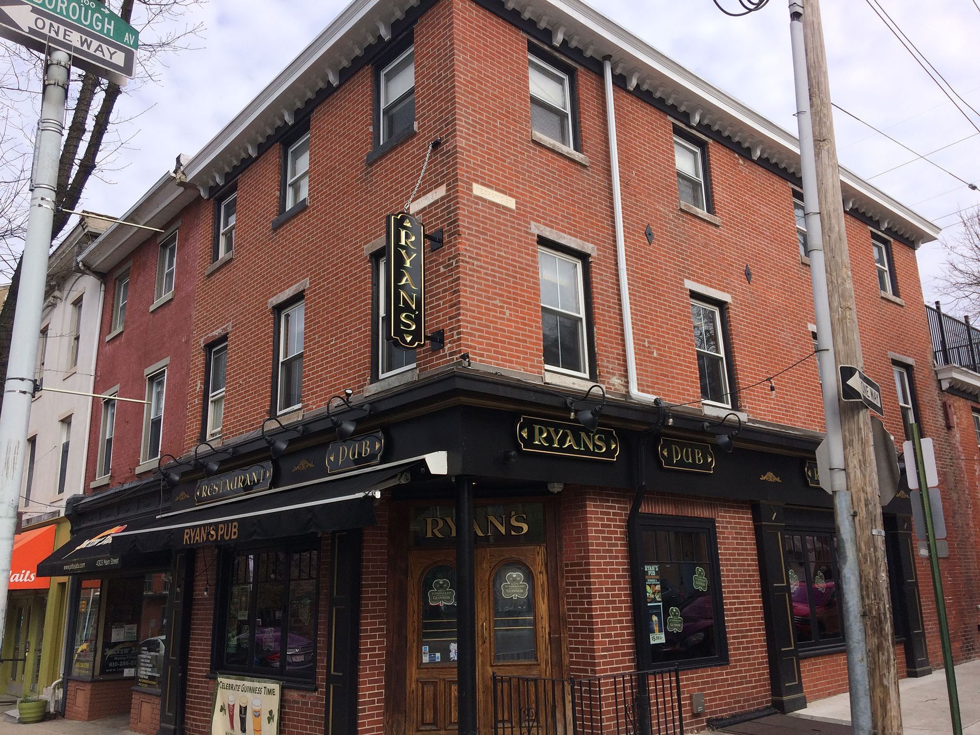 Ryan's Pub restaurant showcasing a well-made projecting sign.