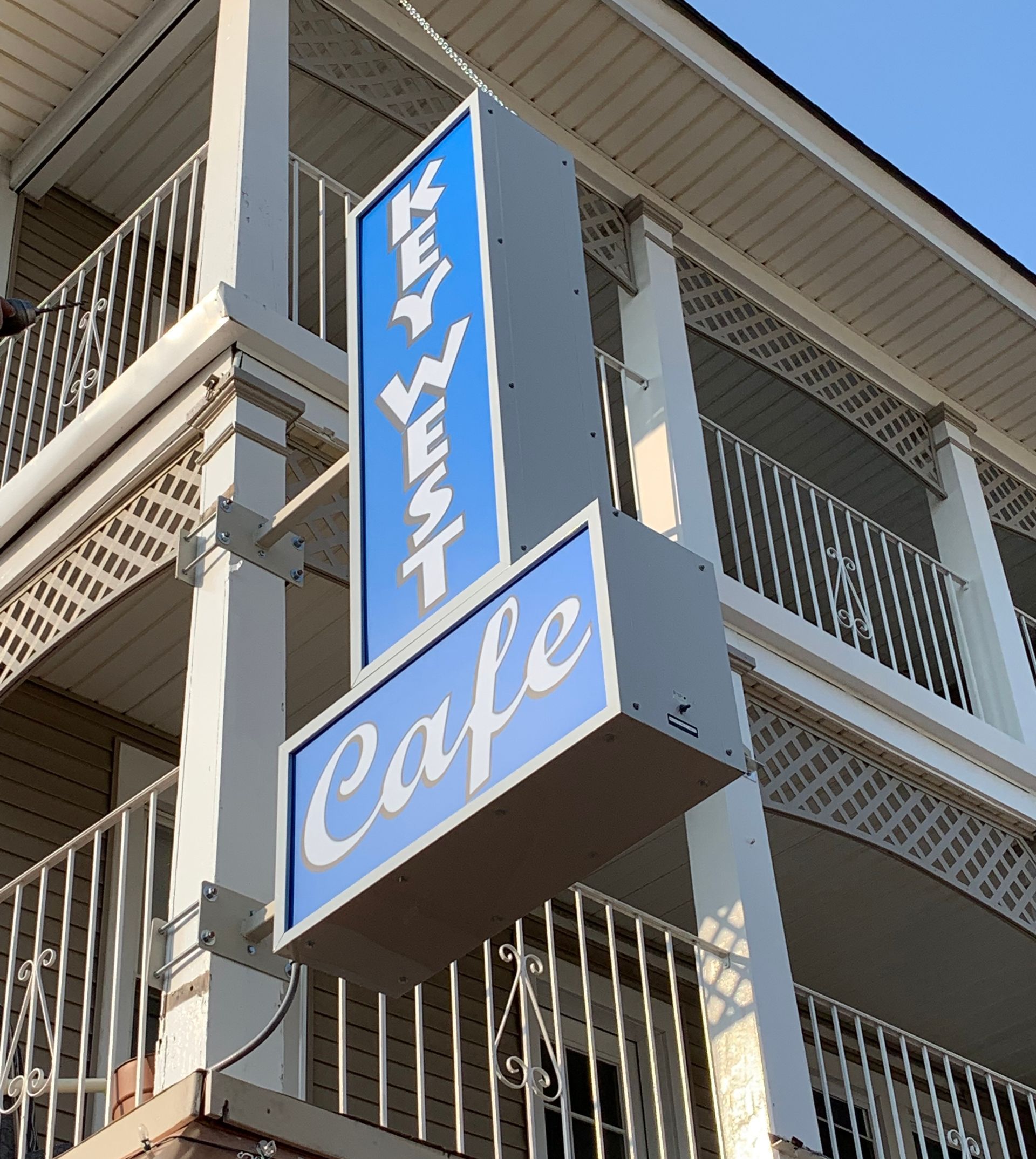 A blue and white sign that says cafe on it