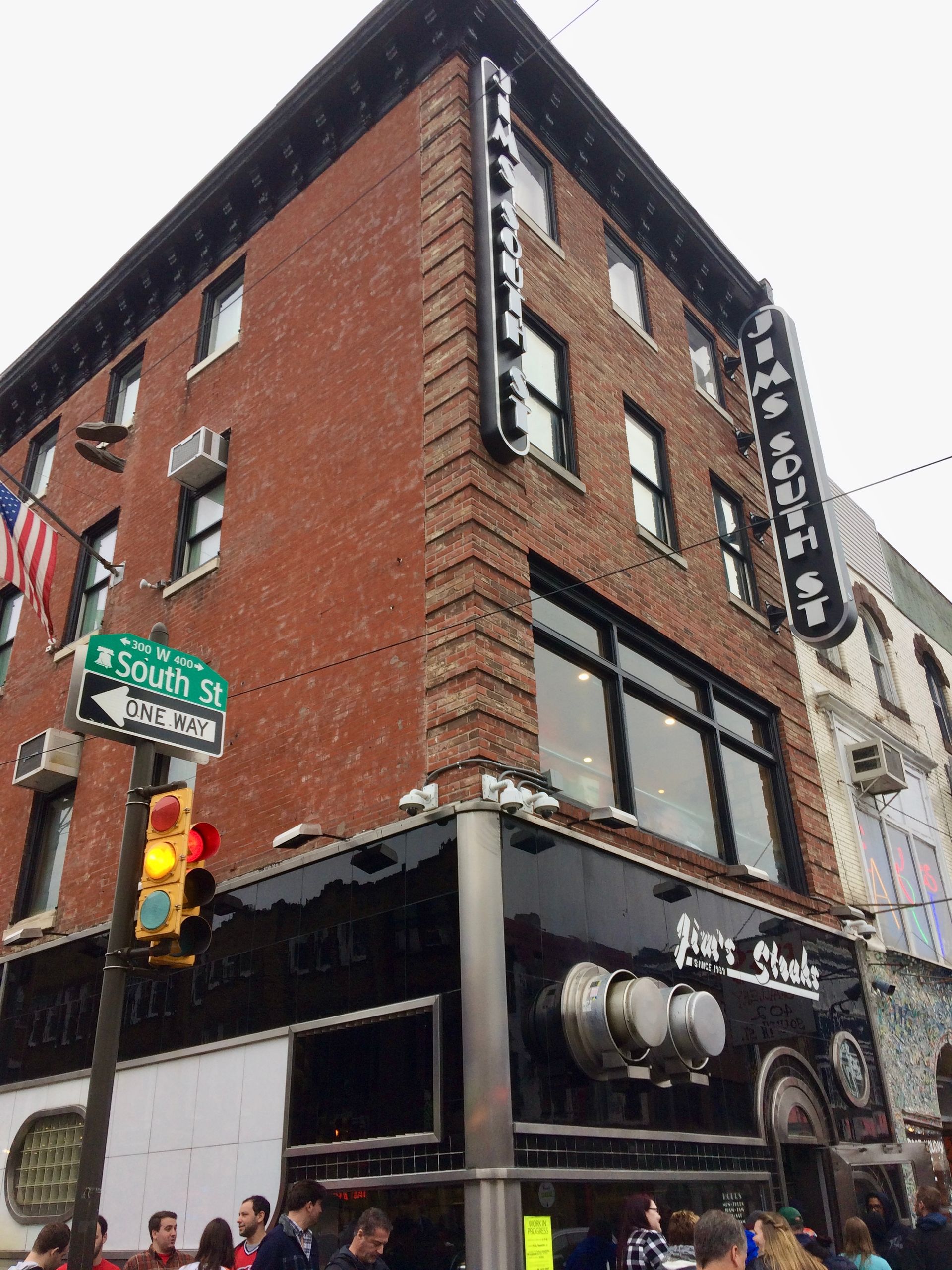 A brick building with a sign that says ' king 's club ' on it
