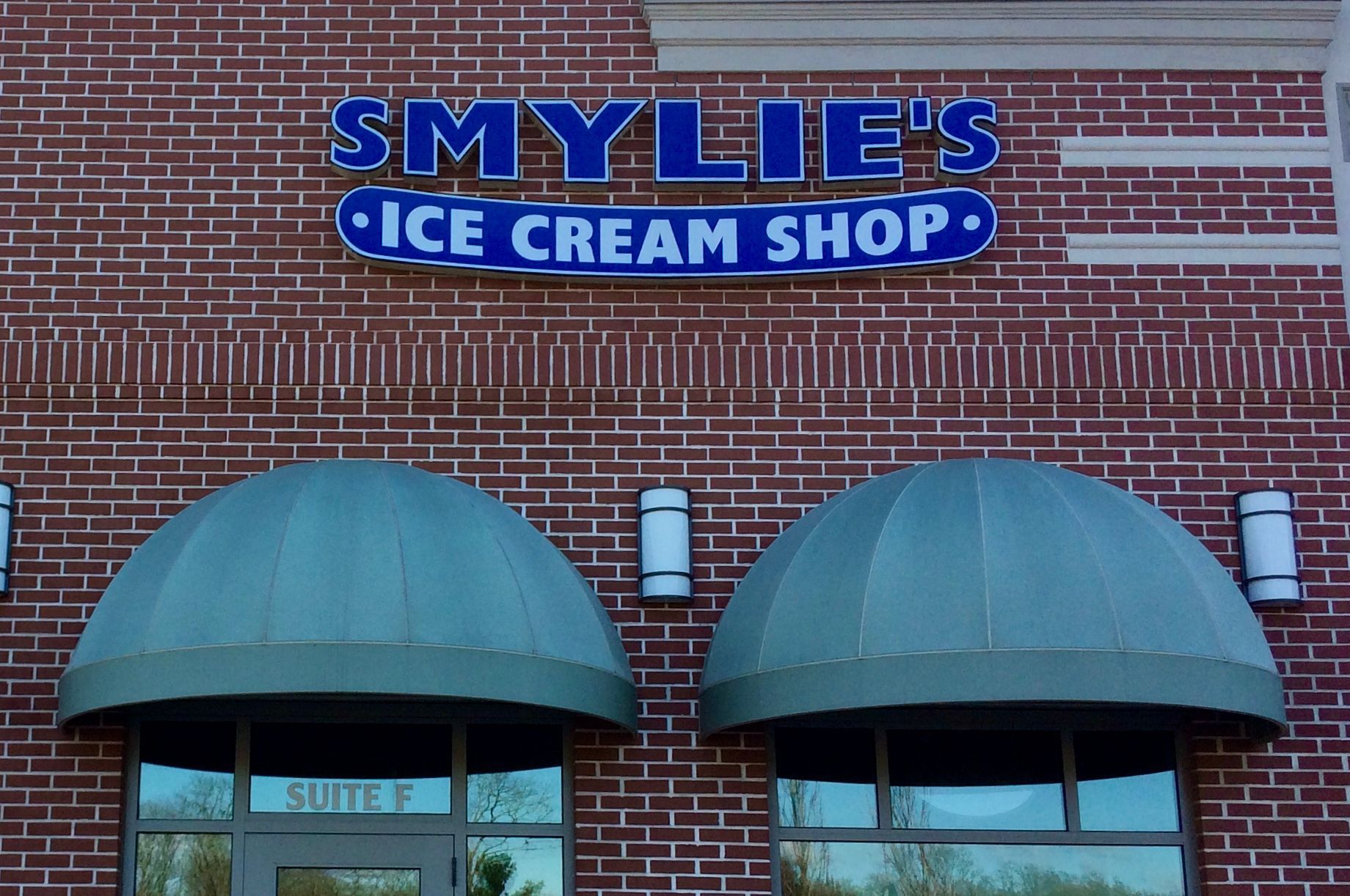 A brick building with a sign that says smylie 's ice cream shop