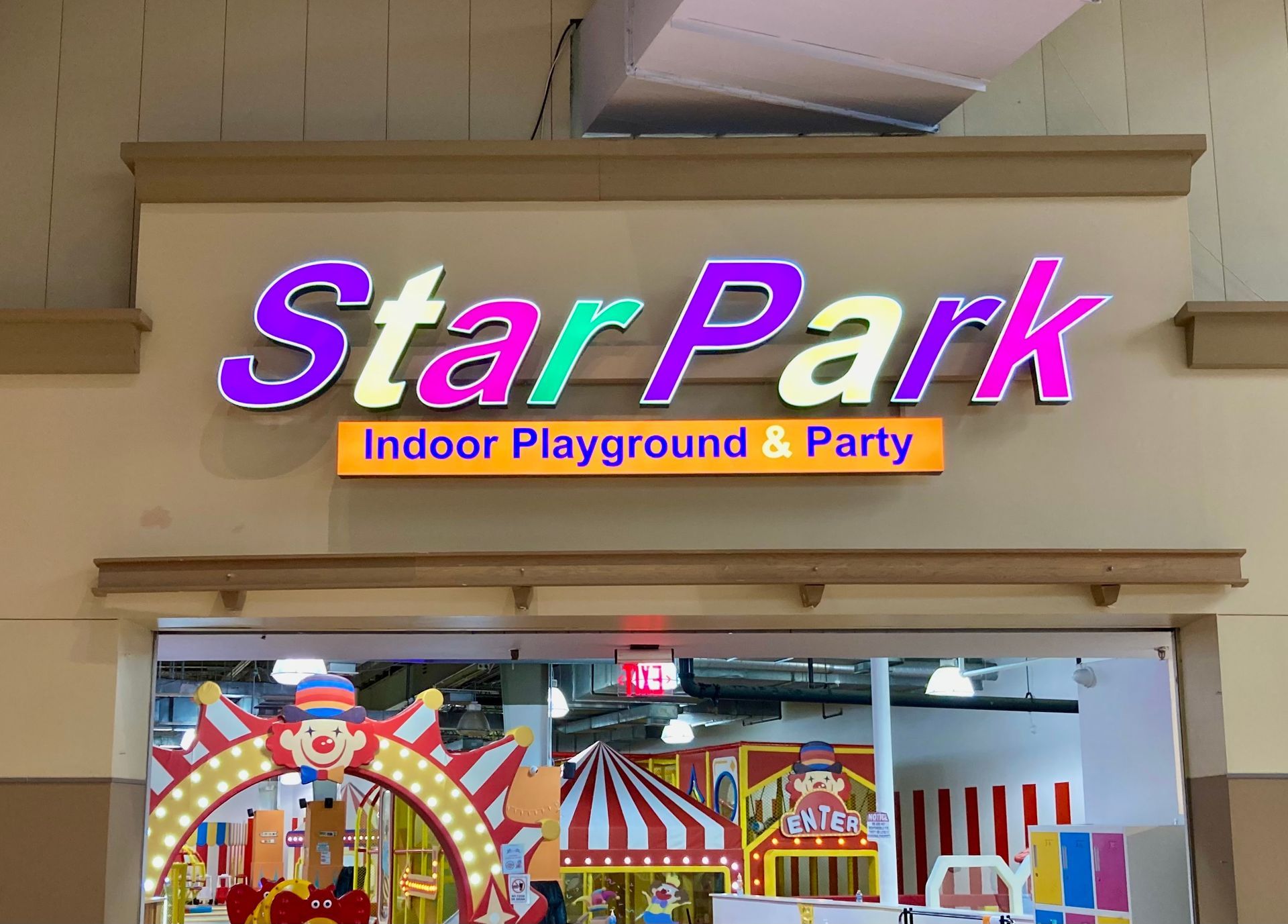 A sign for Star Park Indoor Playground & Party