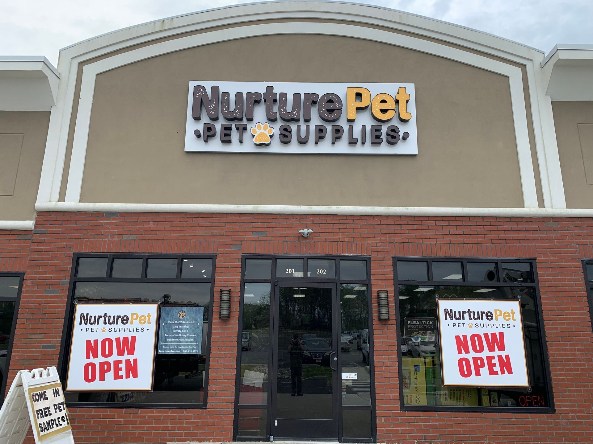A nurture pet pet supplies store is now open.