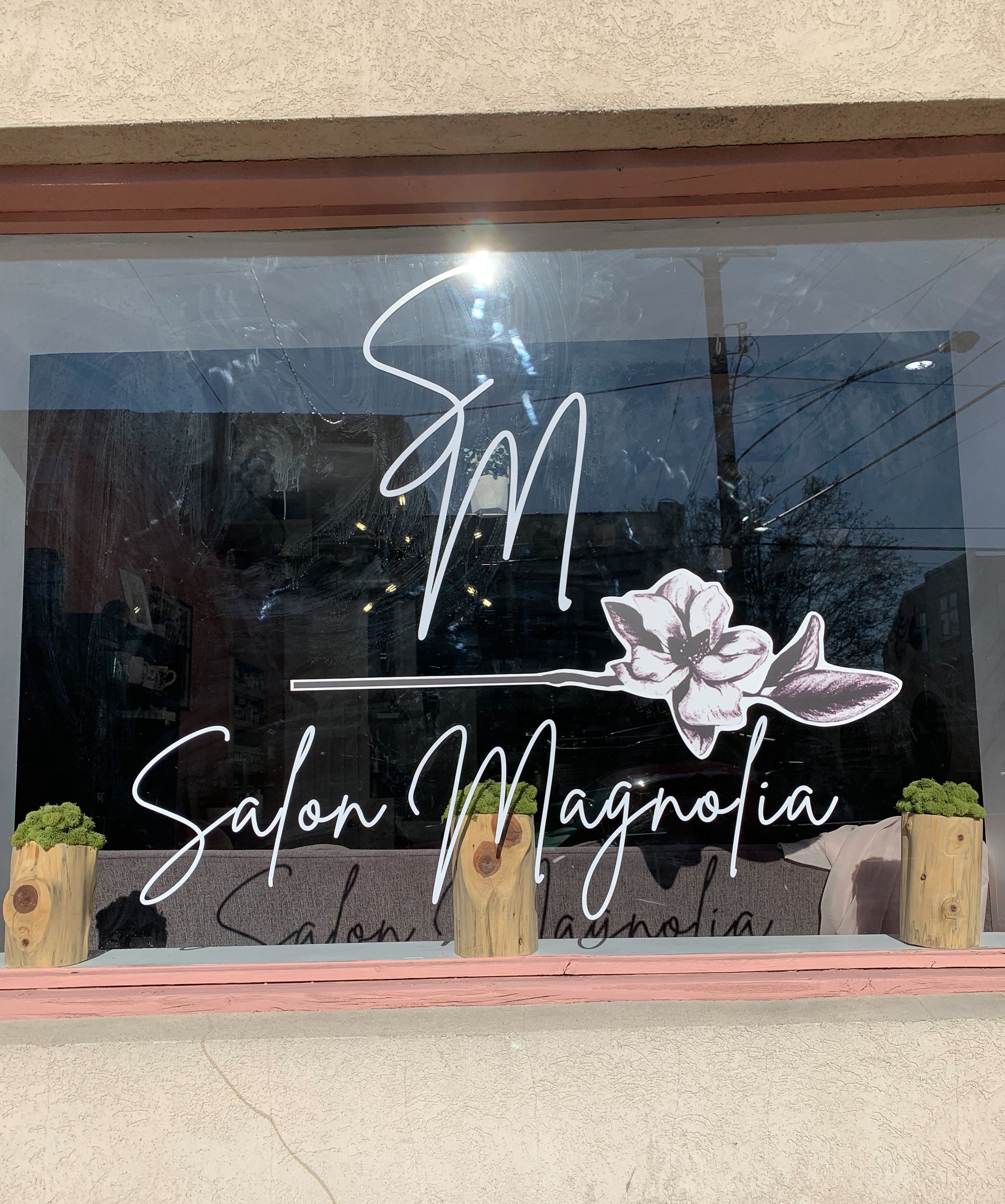 A window with a sign that says salon magnolia on it.