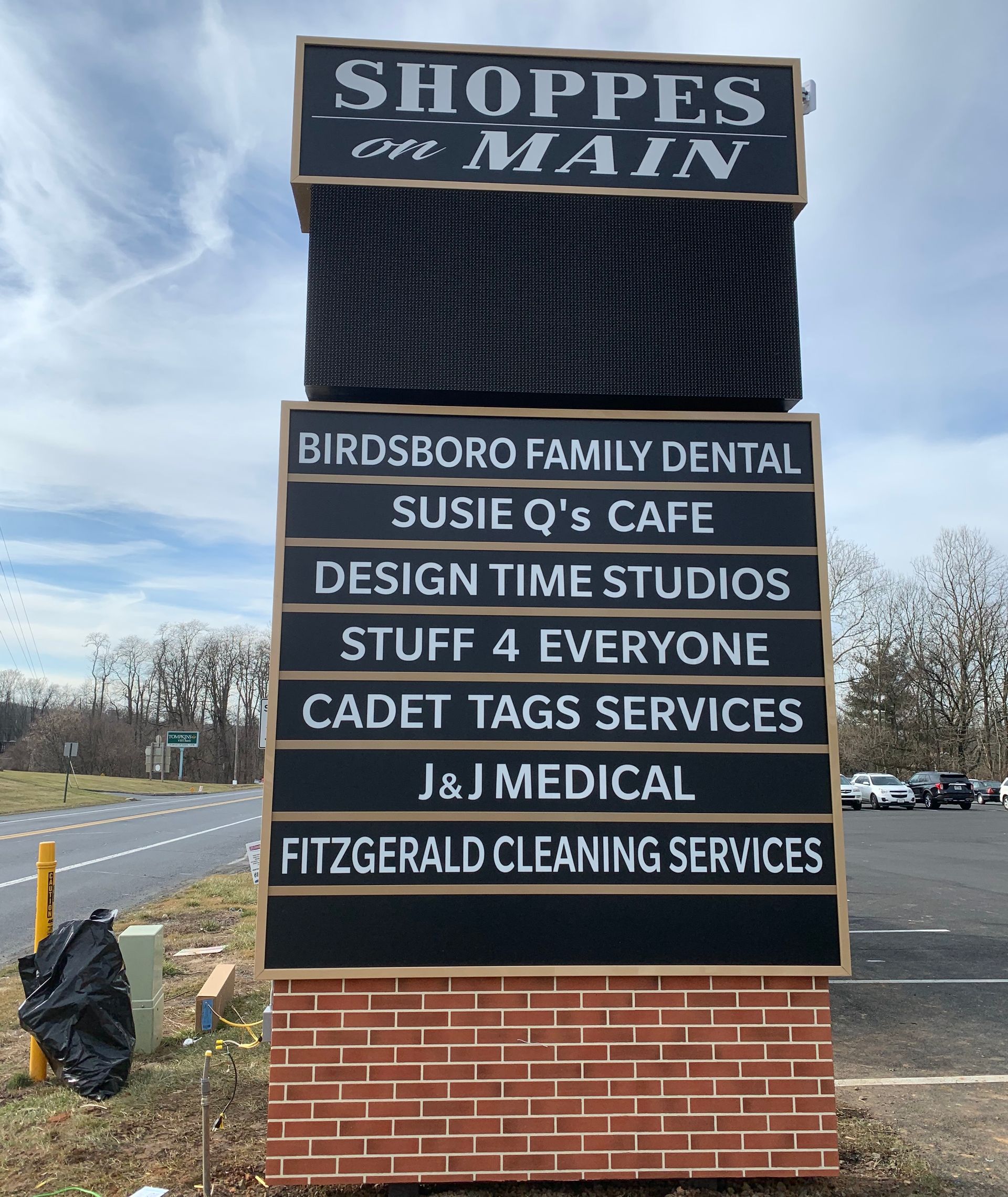 A sign that says shoppes on the top of it