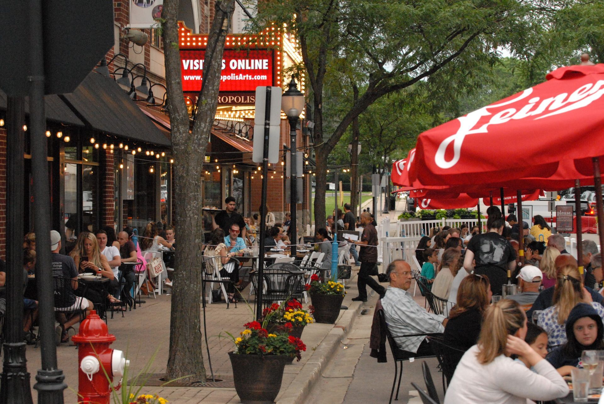 busy street with patio seating in Arlington Heights, IL