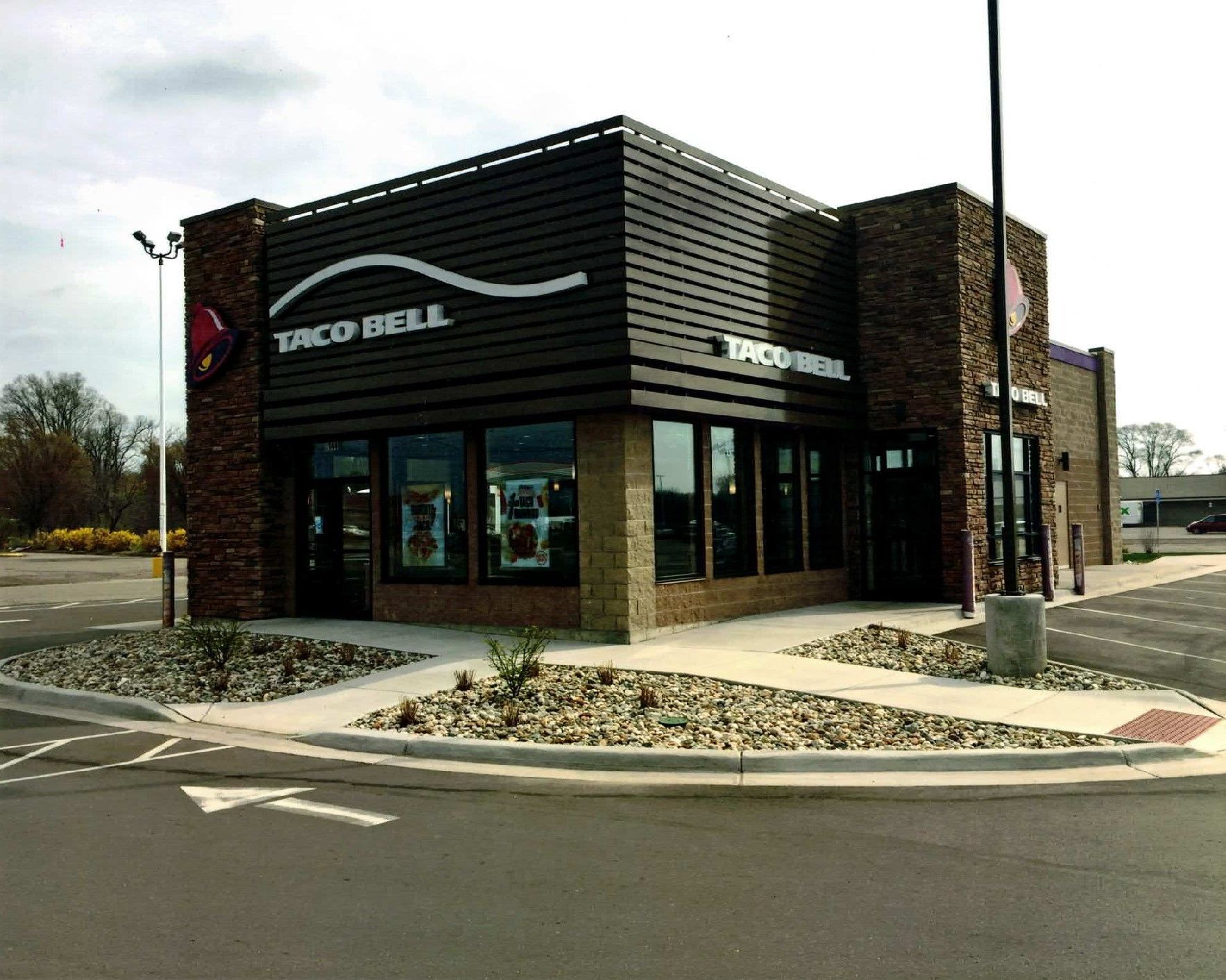A taco bell restaurant with a lot of windows