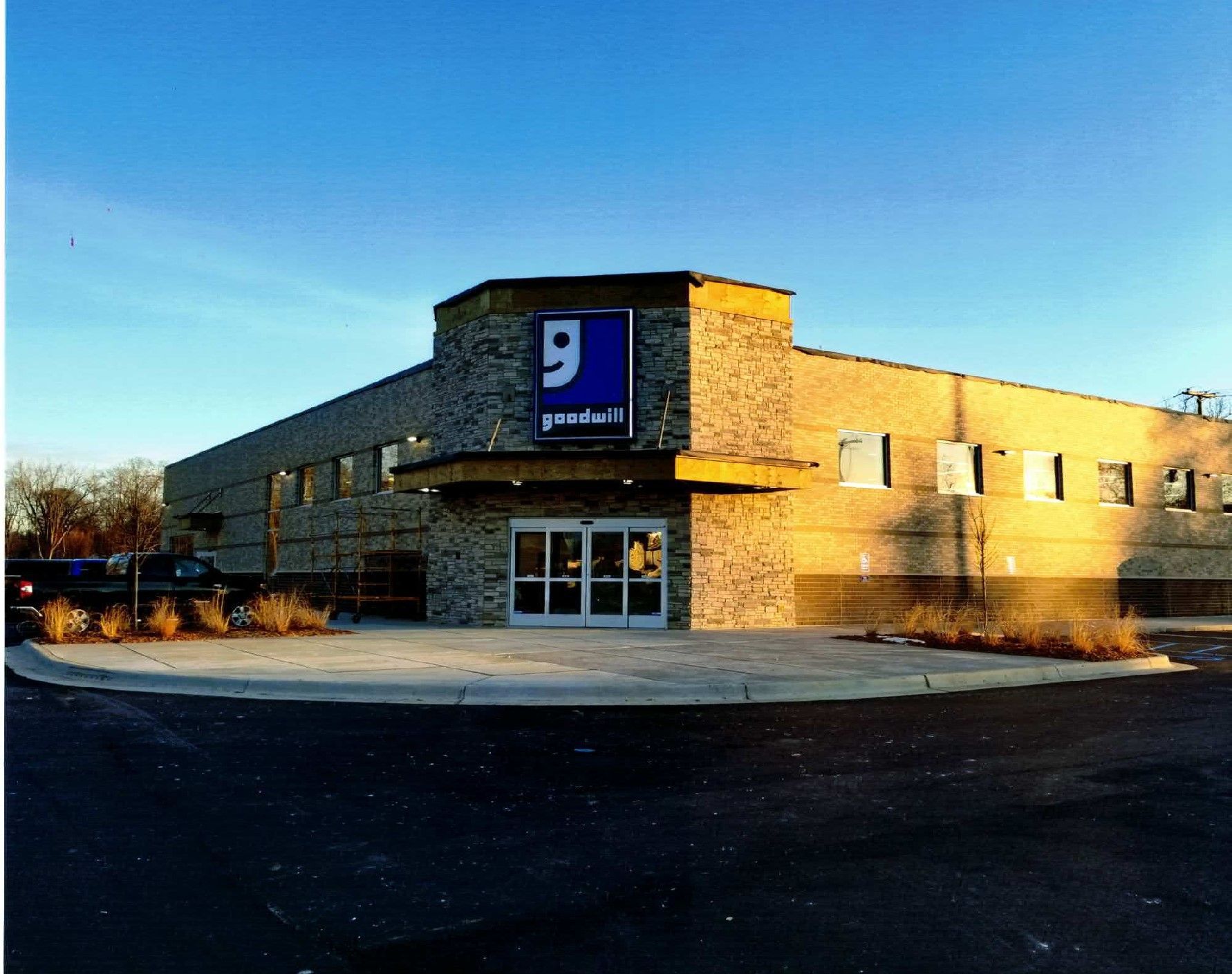 A building with the letter g on it