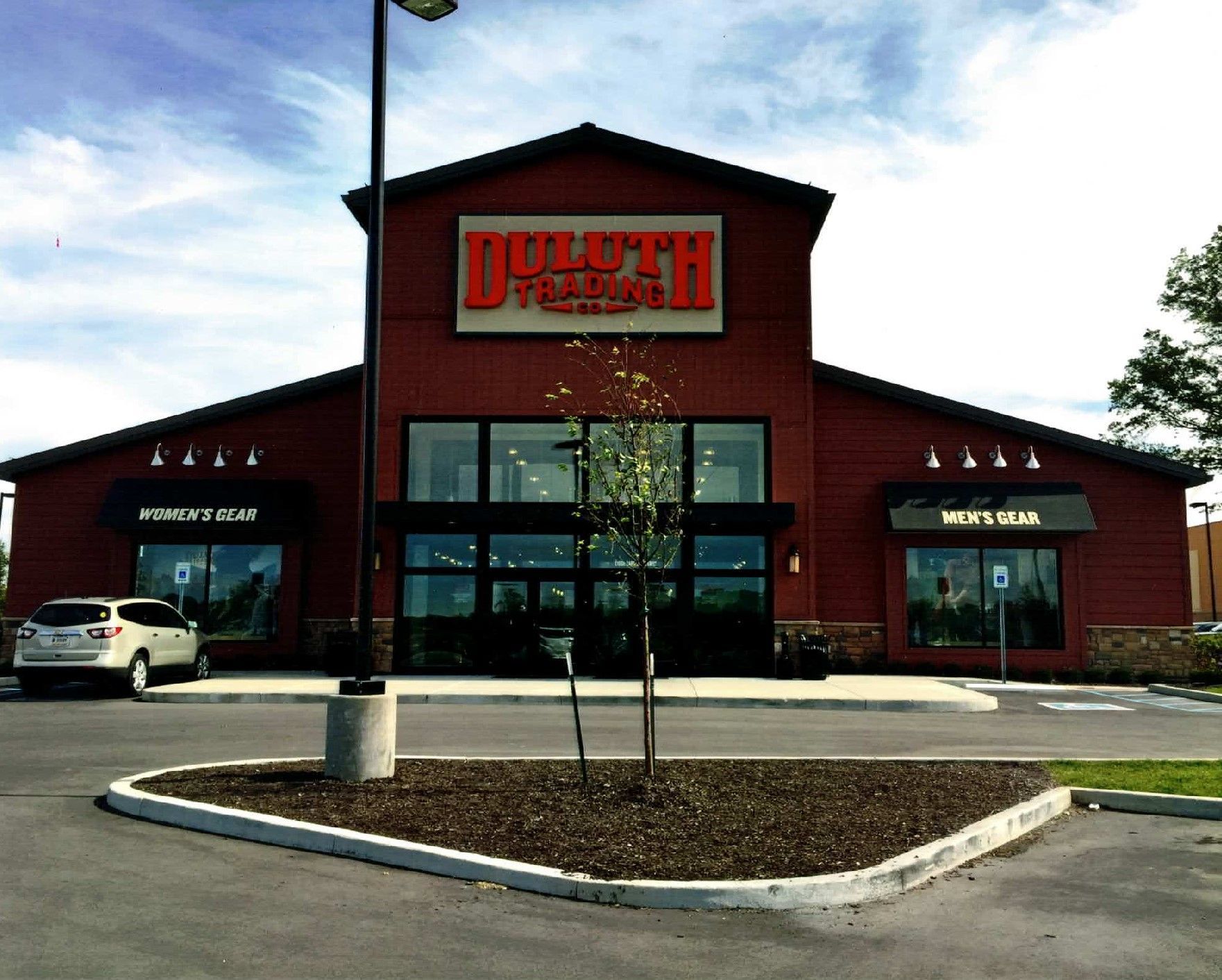 A red building with the word duluth on it
