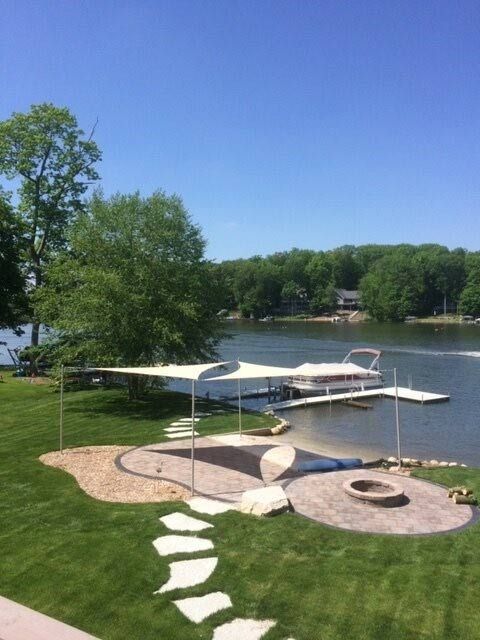 A boat is docked at a dock next to a lake.