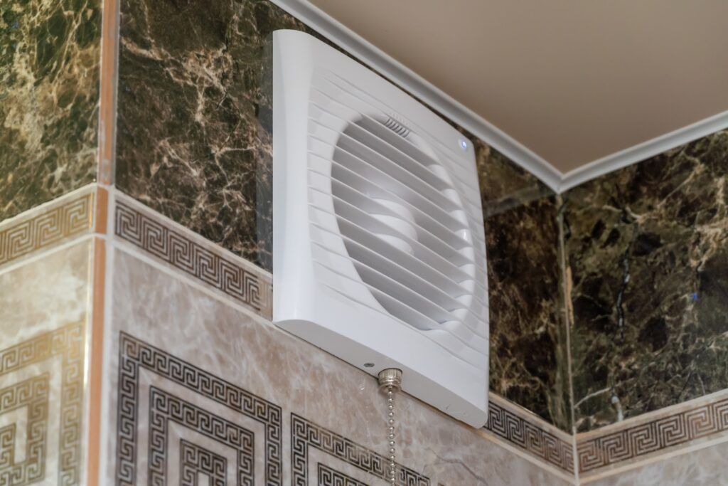 Fan for ventilation of the bath.